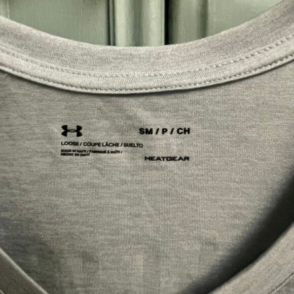 Under Armour Loose Size Small Gray V-Neck Lightweight Logo Tee Athletic - Picture 3 of 5